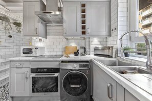 Fridge, microwave, oven, stovetop - Boutique 2-Bedroom Flat near Waterloo with Garden (London)
