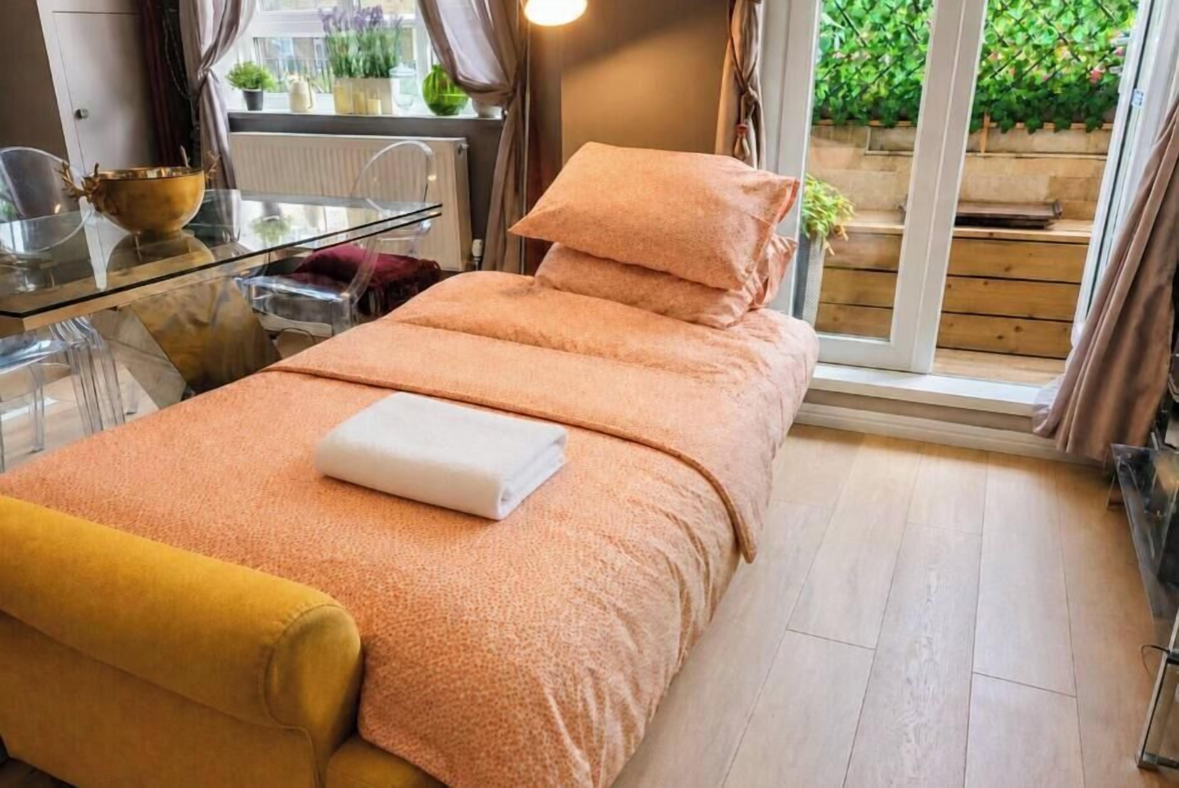 Iron/ironing board, WiFi, bed sheets