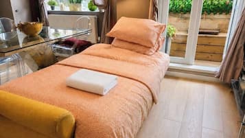 Iron/ironing board, WiFi, bed sheets