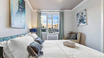 Iron/ironing board, WiFi, bed sheets