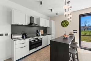 Fridge, oven, dishwasher, coffee/tea maker