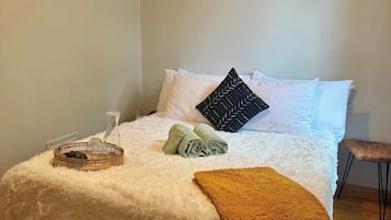 1 Schlafzimmer, Schreibtisch, Bügeleisen/Bügelbrett, Reisekinderbett