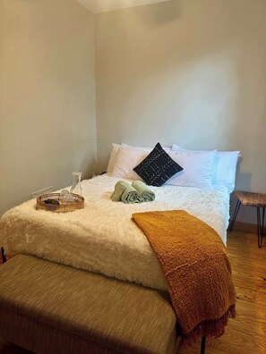 1 habitación, escritorio, tabla de planchar con plancha y cuna de viaje 