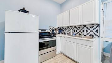 Kylskåp, mikrovågsugn, ugn och spishäll