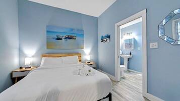 1 quarto, escrivaninha, ferros/tábuas de passar roupa, berço de viagem