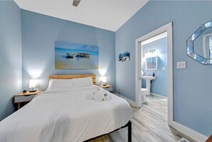 1 dormitorio, caja fuerte, escritorio y tabla de planchar con plancha