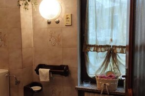 Séchoir à cheveux, bidet, serviettes fournies, savon