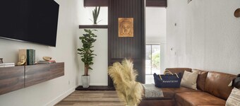 Austin Escape, Prime Location + Shared Yard Oasis Fairlawn Buyout by Avantstay