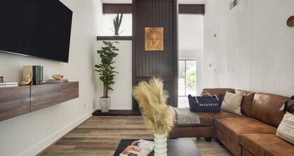 Austin Escape, Prime Location + Shared Yard Oasis Fairlawn Buyout by Avantstay