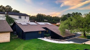 Un quartier résidentiel où les maisons sont dotées de toits inclinés et de panneaux solaires.