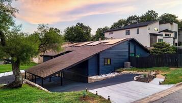 House (6 Bedrooms) | Interior