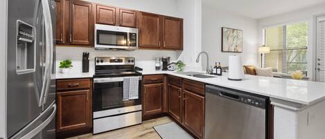 ثلاجة، ميكروويف، فرن، موقد طهي مسطح