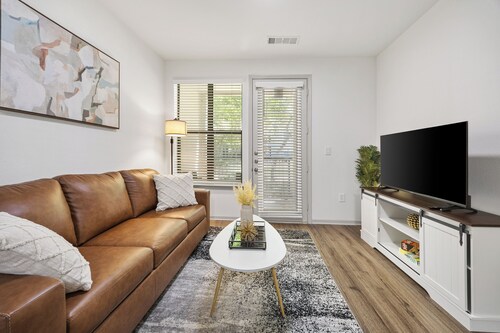 Brightshaven–CoolSprings - Modern 1-Bed with EV Parking in Frisco