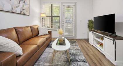 BrightshavenâCoolSprings - Modern 1-Bed with EV Parking in Frisco