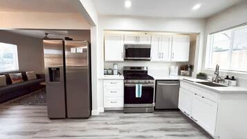 Refrigerador, microondas, horno y parrilla de estufa