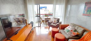 Apartamento conforto | Área de estar | Smart TV 42 polegadas com canais digitais, Netflix