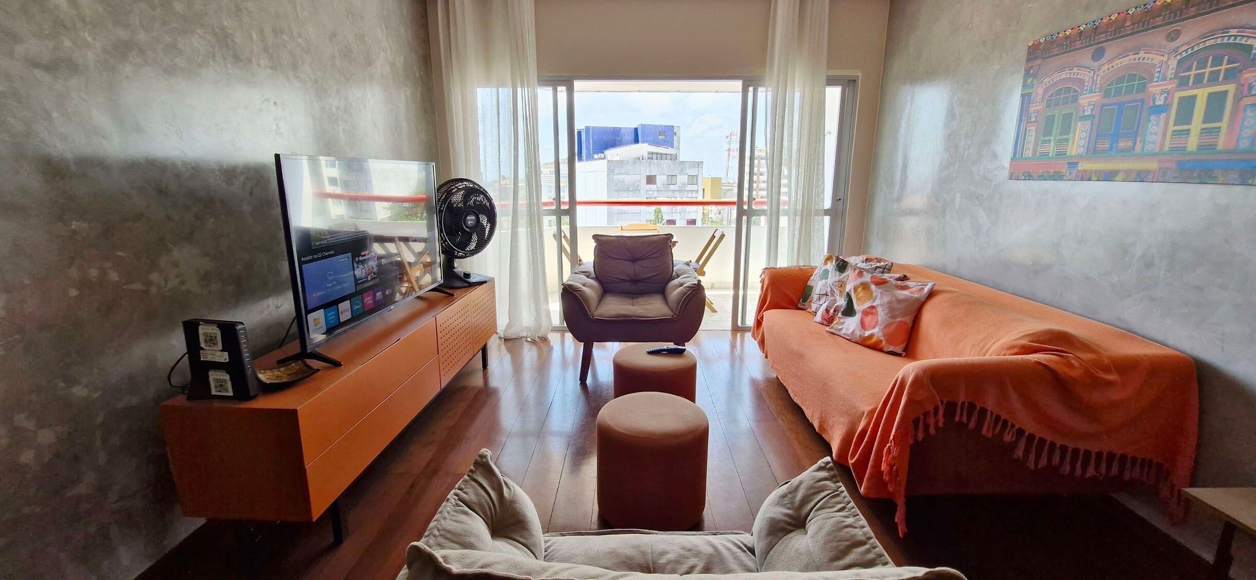 Comfort-Apartment | Wohnbereich | 42-Zoll-Smart-TV mit Digitalempfang, Netflix, Streaming-Dienste