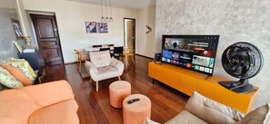Appartement Confort | Coin séjour | TV connectée de 42 pouces avec chaînes numériques, Netflix