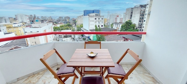 Apartamento conforto | Opções para refeição ao ar livre