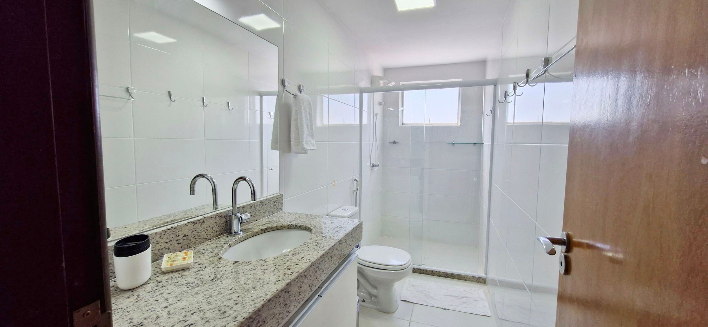 Appartement Confort | Salle de bain | Douche, sèche-cheveux, serviettes fournies, savon