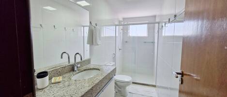 Apartamento conforto | Banheiro | Chuveiro, secador de cabelo, toalhas de banho, sabonete