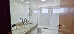 Apartamento Confort | Baño | Ducha, secador de pelo, toallas y jabón