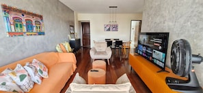 Apartemen Comfort | Area keluarga | Smart TV 42-inci dengan saluran TV digital dan Netflix