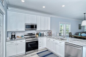 Kjøleskap, mikrobølgeovn, ovn og kokeplater