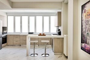 Réfrigérateur, four à micro-ondes, un four, surface de cuisson