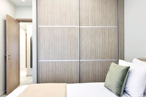 2 chambres, bureau, système d’insonorisation, fer et planche à repasser