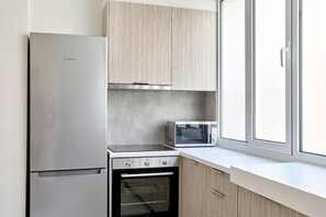 Kühlschrank, Mikrowelle, Ofen, Herdplatte