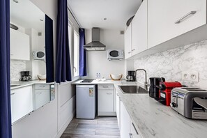 Mikrowelle, Wasserkocher mit Kaffee-/Teezubehör, Toaster