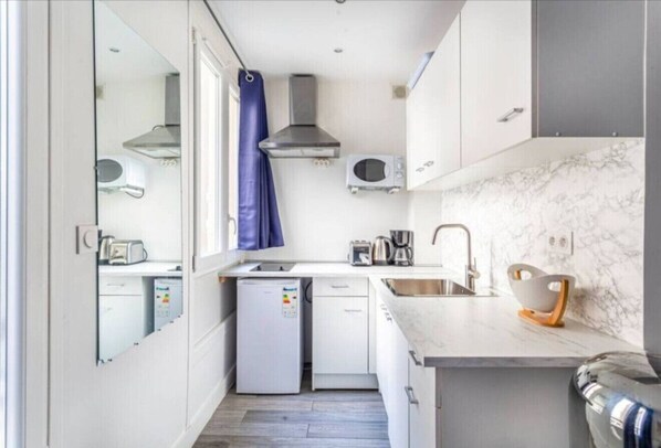 Microwave, coffee/tea maker, toaster, cookware/dishes/utensils