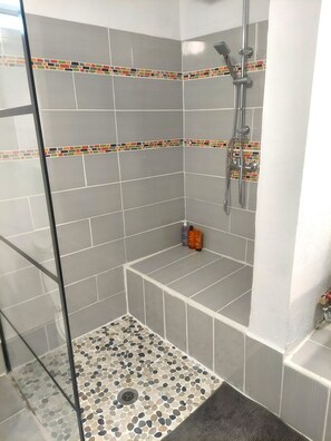 Douche, serviettes fournies, savon, papier toilette