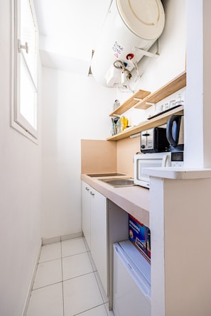 Microwave, cookware/dishes/utensils
