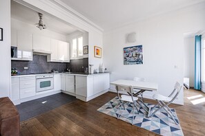 Refrigerador, lavavajillas, utensilios de cocina y comedor 