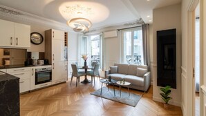 Un apartamento moderno con cocina, comedor y sala de estar.
