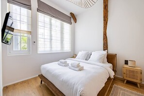 2 chambres, bureau, fer et planche à repasser, lit de bébé portatif