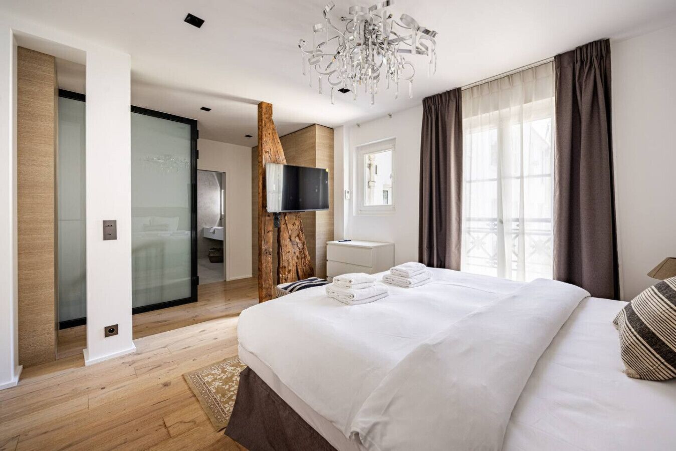 2 bedrooms, desk, iron/ironing board, travel cot