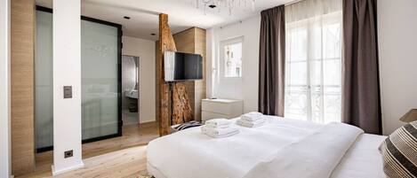 2 عدّة غرف نوم ومكتب ومكواة/لوح كي وسرير سفر