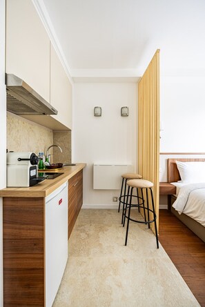 ميكروويف، ماكينة لصنع القهوة/الشاي، مستلزمات طهي/أطباق/أوعية