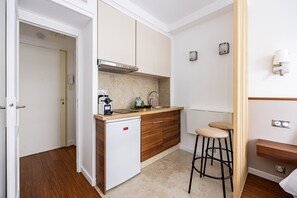 電子レンジ、コーヒー / ティーメーカー、調理器具と食器