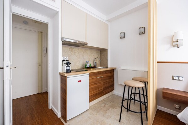 ميكروويف، ماكينة لصنع القهوة/الشاي، مستلزمات طهي/أطباق/أوعية