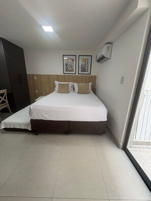 Desk, blackout drapes, iron/ironing board, travel crib - Cabo Branco | Studio + Rooftop Pool (João Pessoa)