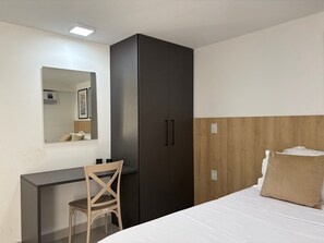 Eenvoudige studio | Een bureau, verduisterende gordijnen, een strijkplank/strijkijzer