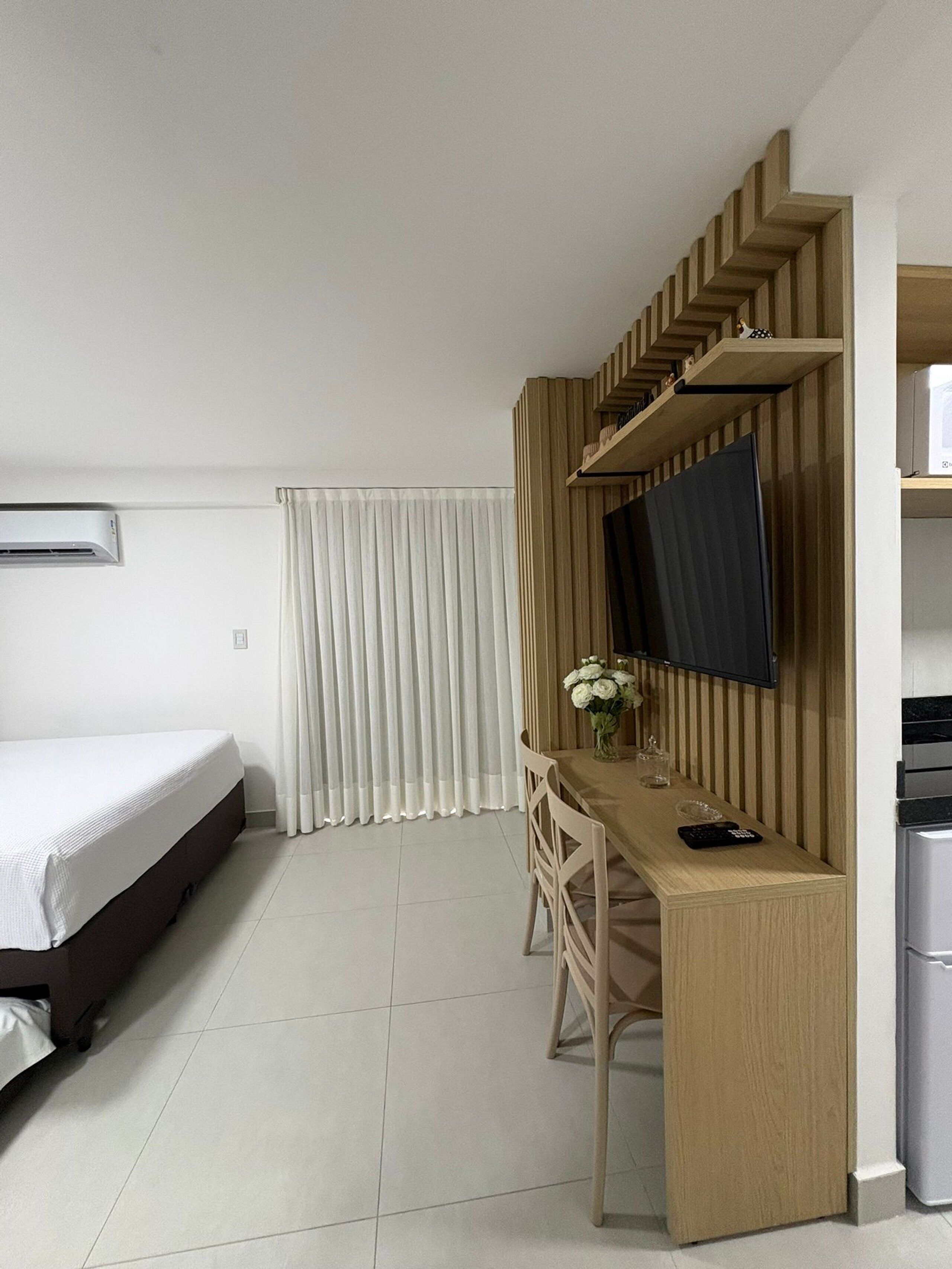 Basic Studio | Meja, langsir/tirai gelap terus, seterika/papan seterika 