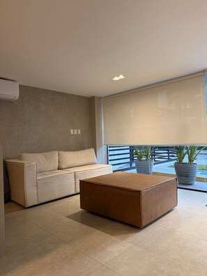 Basic Studio | Living area | 40-inch Smart TV with digital channels, TV - Cabo Branco | Studio + Rooftop Pool (João Pessoa)