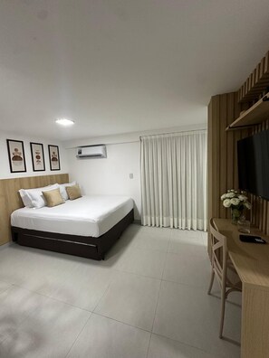 Een bureau, verduisterende gordijnen, een strijkplank/strijkijzer