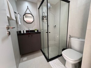 Basic Studio | Bathroom | Shower, rainfall showerhead, toilet paper - Cabo Branco | Studio + Rooftop Pool (João Pessoa)