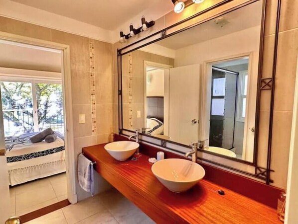 4 bedrooms, bed sheets